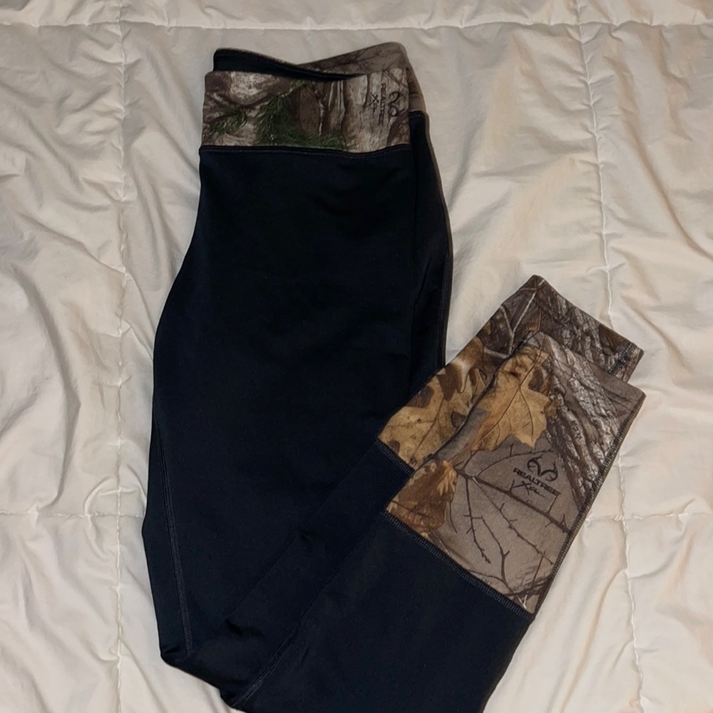 Small under armour cold gear leggings. Dark gray and real tree camo.